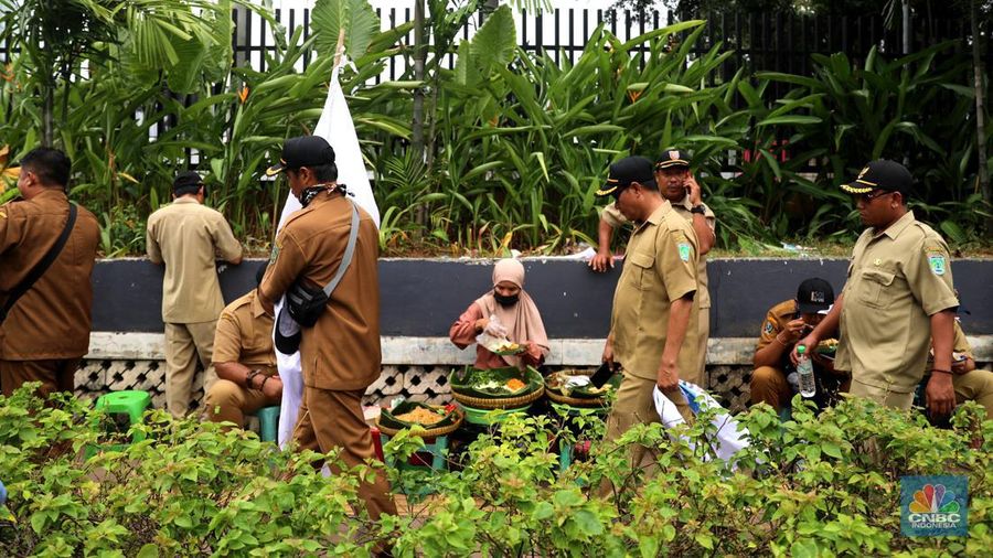 Sejumlah pedagang kaki lima berdagang di lokasi kawasan Senayan , Jakarta, Rabu (25/1/2023). (CNBC Indonesia/ Muhammad Sabki)