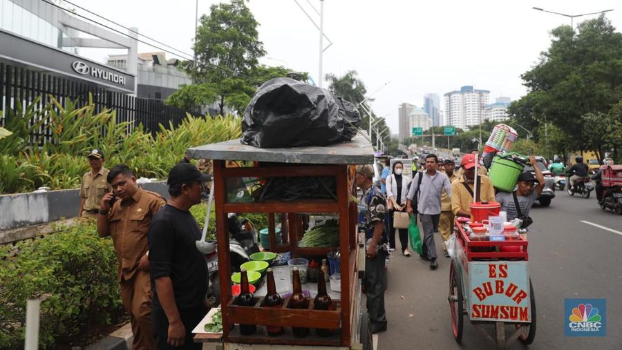 Sejumlah pedagang kaki lima berdagang di lokasi kawasan Senayan , Jakarta, Rabu (25/1/2023). (CNBC Indonesia/ Muhammad Sabki)