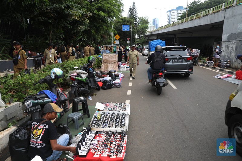 Sejumlah pedagang kaki lima berdagang di lokasi kawasan Senayan , Jakarta, Rabu (25/1/2023). (CNBC Indonesia/ Muhammad Sabki)
