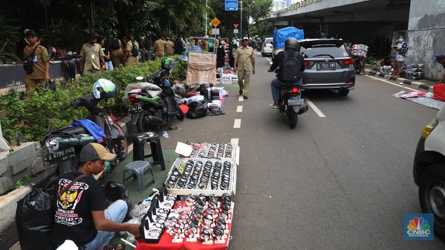 Sejumlah pedagang kaki lima berdagang di lokasi kawasan Senayan , Jakarta, Rabu (25/1/2023). (CNBC Indonesia/ Muhammad Sabki)
