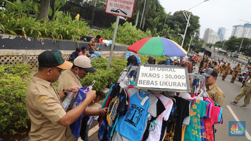 Sejumlah pedagang kaki lima berdagang di lokasi kawasan Senayan , Jakarta, Rabu (25/1/2023). (CNBC Indonesia/ Muhammad Sabki)