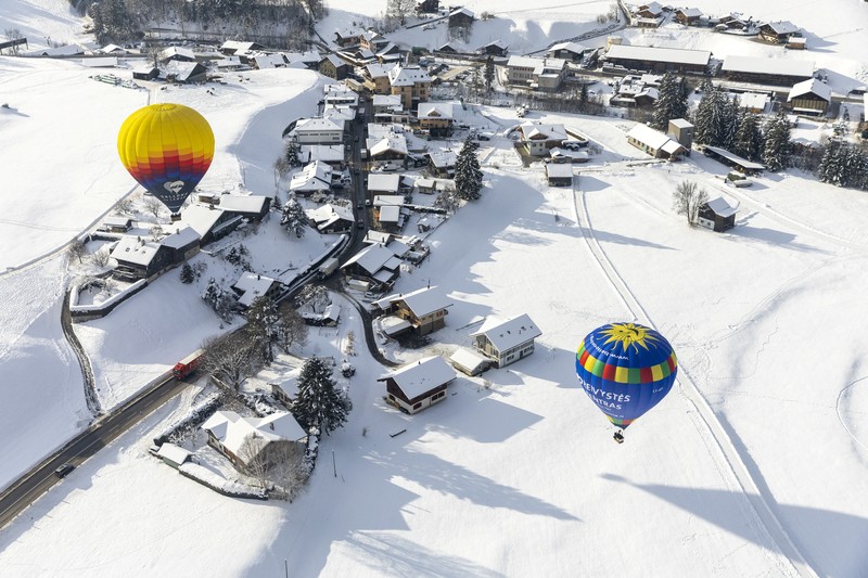 Balon ikut serta dalam Festival Balon Udara Internasional ke-43 di Chateau-d'Oex, Swiss 24 Januari 2023. Balon ikut serta dalam Festival Balon Udara Internasional ke-43 di Chateau-d'Oex, Swiss 24 Januari 2023. (REUTERS/Denis Balibouse)