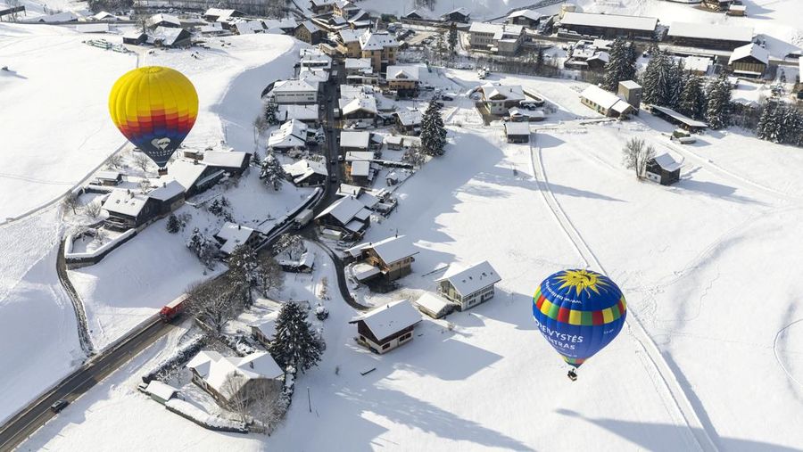 Balon ikut serta dalam Festival Balon Udara Internasional ke-43 di Chateau-d'Oex, Swiss 24 Januari 2023. (REUTERS/Denis Balibouse)