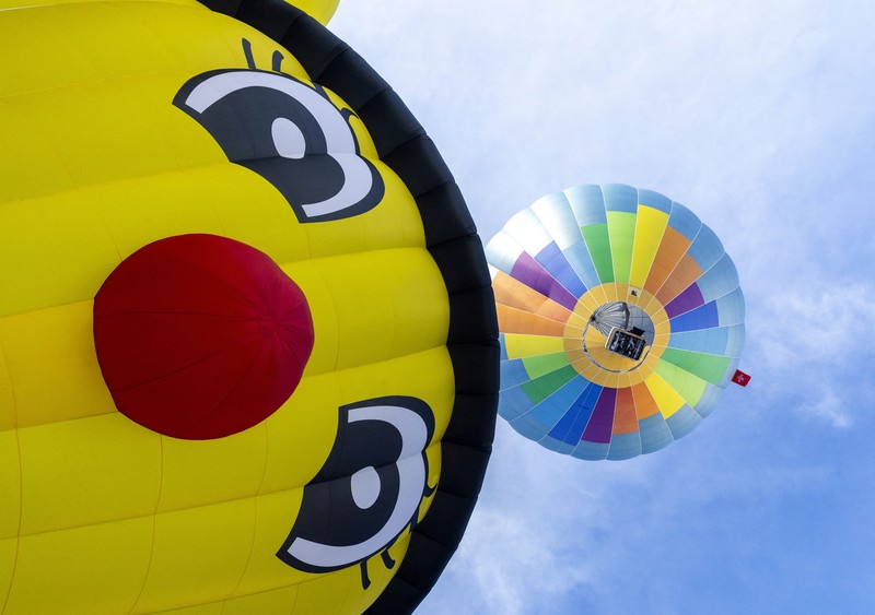 Balon ikut serta dalam Festival Balon Udara Internasional ke-43 di Chateau-d'Oex, Swiss 24 Januari 2023. (REUTERS/Denis Balibouse)
