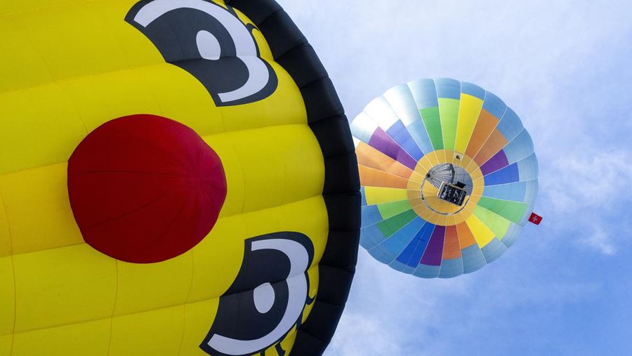 Balon ikut serta dalam Festival Balon Udara Internasional ke-43 di Chateau-d'Oex, Swiss 24 Januari 2023. (REUTERS/Denis Balibouse)