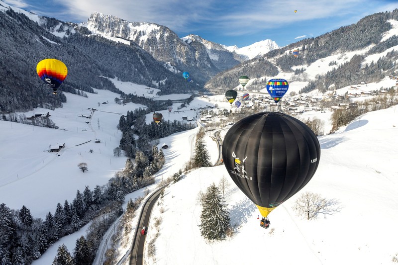Balon ikut serta dalam Festival Balon Udara Internasional ke-43 di Chateau-d'Oex, Swiss 24 Januari 2023. Balon ikut serta dalam Festival Balon Udara Internasional ke-43 di Chateau-d'Oex, Swiss 24 Januari 2023. (REUTERS/Denis Balibouse)