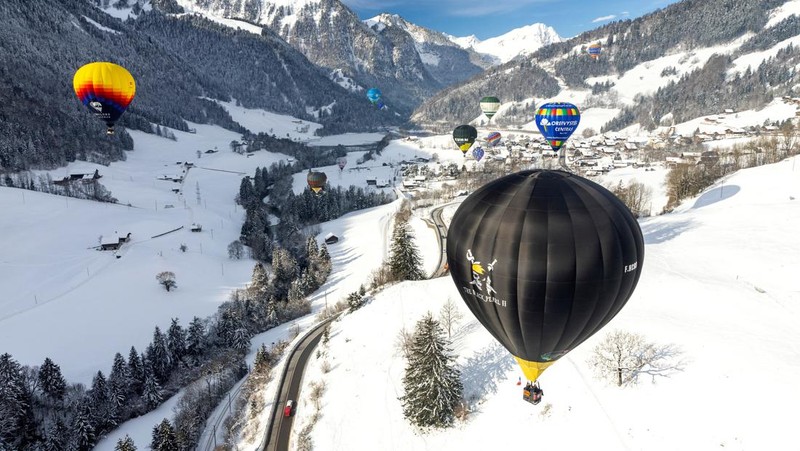 Balon ikut serta dalam Festival Balon Udara Internasional ke-43 di Chateau-d'Oex, Swiss 24 Januari 2023. (REUTERS/Denis Balibouse)
