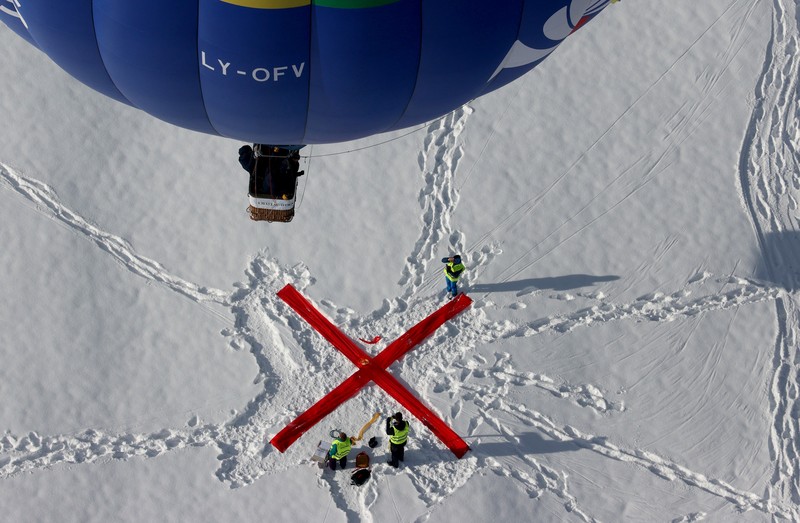 Balon ikut serta dalam Festival Balon Udara Internasional ke-43 di Chateau-d'Oex, Swiss 24 Januari 2023. Balon ikut serta dalam Festival Balon Udara Internasional ke-43 di Chateau-d'Oex, Swiss 24 Januari 2023. (REUTERS/Denis Balibouse)