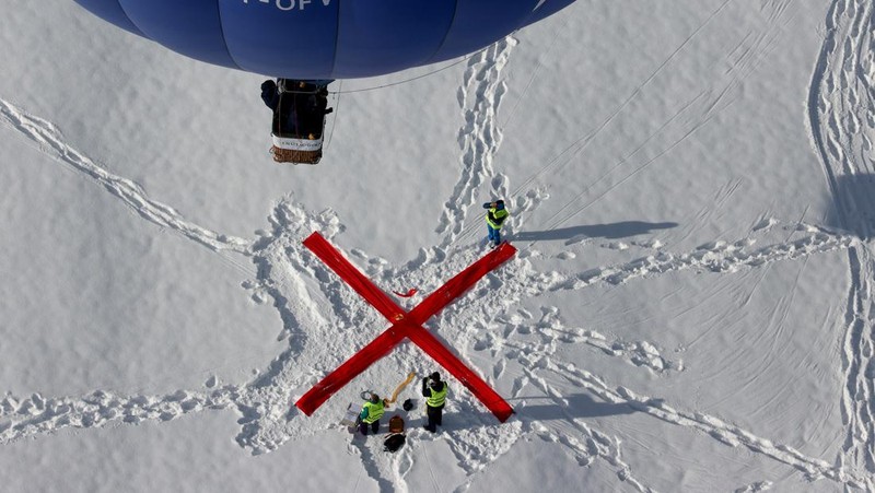 Balon ikut serta dalam Festival Balon Udara Internasional ke-43 di Chateau-d'Oex, Swiss 24 Januari 2023. (REUTERS/Denis Balibouse)