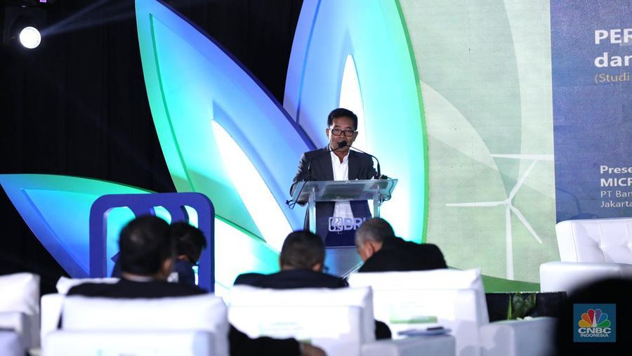Direktur Bisnis Mikro BRI Supari dalam acara BRI Microfinance Outlook 2023, dengan tema Financial Inclusion and ESG: The Road to Equitable and Economic Prosperity di Gedung BRI, Jakarta, Kamis (26/1/2023). (CNBC Indonesia/Muhammad Sabki)