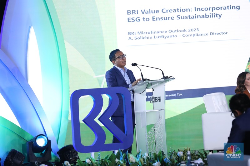 Direktur Utama PT. Bank Rakyat Indonesia (Persero) Tbk Sunarso dalam acara BRI Microfinance Outlook 2023, dengan tema Financial Inclusion and ESG: The Road to Equitable and Economic Prosperity di Gedung BRI, Jakarta, Kamis (26/1/2023). (CNBC Indonesia/Muhammad Sabki) Direktur Utama PT. Bank Rakyat Indonesia (Persero) Tbk Sunarso dalam acara BRI Microfinance Outlook 2023, dengan tema Financial Inclusion and ESG: The Road to Equitable and Economic Prosperity di Gedung BRI, Jakarta, Kamis (26/1/2023). (CNBC Indonesia/Muhammad Sabki)