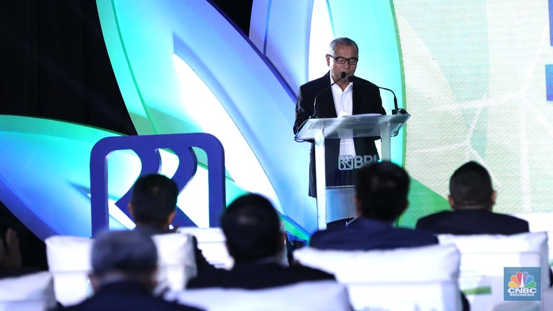 Direktur Utama PT. Bank Rakyat Indonesia (Persero) Tbk Sunarso dalam acara BRI Microfinance Outlook 2023, dengan tema Financial Inclusion and ESG: The Road to Equitable and Economic Prosperity di Gedung BRI, Jakarta, Kamis (26/1/2023). (CNBC Indonesia/Muhammad Sabki) Direktur Utama PT. Bank Rakyat Indonesia (Persero) Tbk Sunarso dalam acara BRI Microfinance Outlook 2023, dengan tema Financial Inclusion and ESG: The Road to Equitable and Economic Prosperity di Gedung BRI, Jakarta, Kamis (26/1/2023). (CNBC Indonesia/Muhammad Sabki)