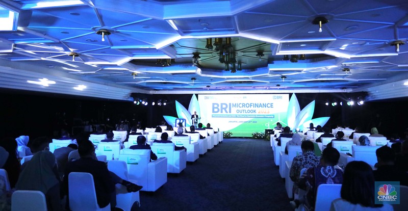 Direktur Utama PT. Bank Rakyat Indonesia (Persero) Tbk Sunarso dalam acara BRI Microfinance Outlook 2023, dengan tema Financial Inclusion and ESG: The Road to Equitable and Economic Prosperity di Gedung BRI, Jakarta, Kamis (26/1/2023). (CNBC Indonesia/Muhammad Sabki) Direktur Utama PT. Bank Rakyat Indonesia (Persero) Tbk Sunarso dalam acara BRI Microfinance Outlook 2023, dengan tema Financial Inclusion and ESG: The Road to Equitable and Economic Prosperity di Gedung BRI, Jakarta, Kamis (26/1/2023). (CNBC Indonesia/Muhammad Sabki)