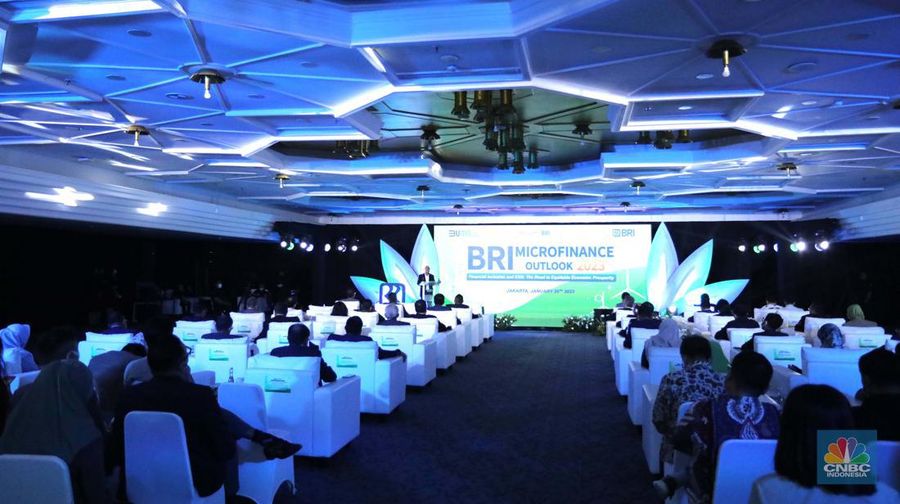 Direktur Utama PT. Bank Rakyat Indonesia (Persero) Tbk Sunarso dalam acara BRI Microfinance Outlook 2023, dengan tema Financial Inclusion and ESG: The Road to Equitable and Economic Prosperity di Gedung BRI, Jakarta, Kamis (26/1/2023). (CNBC Indonesia/Muhammad Sabki)