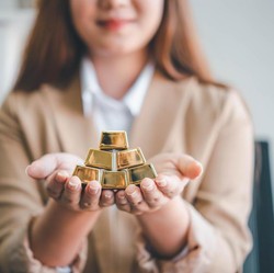 Harga Emas Meledak, Waktunya Jual atau Tetap Simpan?