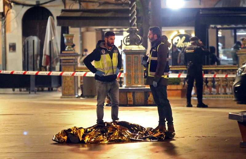 Jenazah seorang pria tergeletak di tanah saat polisi mengamankan daerah di Algeciras, Spanyol selatan, pada 25 Januari 2023. - Spanyol membuka penyelidikan teror pada 25 Januari setelah seorang pria yang menggunakan senjata tajam menyerbu sebuah gereja di Spanyol selatan dan membunuh satu dan melukai beberapa lainnya, kata sumber hukum kepada AFP. (STRINGER/AFP via Getty Images)