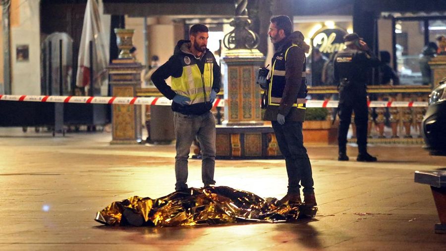 Jenazah seorang pria tergeletak di tanah saat polisi mengamankan daerah di Algeciras, Spanyol selatan, pada 25 Januari 2023. - Spanyol membuka penyelidikan teror pada 25 Januari setelah seorang pria yang menggunakan senjata tajam menyerbu sebuah gereja di Spanyol selatan dan membunuh satu dan melukai beberapa lainnya, kata sumber hukum kepada AFP. (STRINGER/AFP via Getty Images)