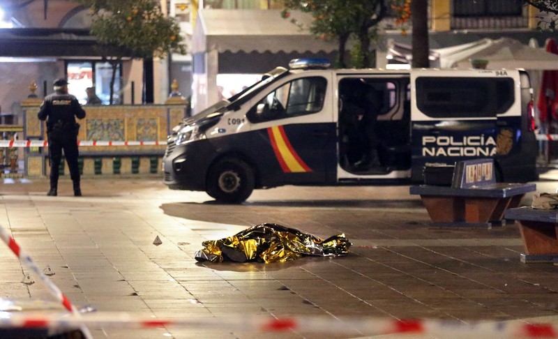 Jenazah seorang pria tergeletak di tanah saat polisi mengamankan daerah di Algeciras, Spanyol selatan, pada 25 Januari 2023. Jenazah seorang pria tergeletak di tanah saat polisi mengamankan daerah di Algeciras, Spanyol selatan, pada 25 Januari 2023. - Spanyol membuka penyelidikan teror pada 25 Januari setelah seorang pria yang menggunakan senjata tajam menyerbu sebuah gereja di Spanyol selatan dan membunuh satu dan melukai beberapa lainnya, kata sumber hukum kepada AFP. (STRINGER/AFP via Getty Images)