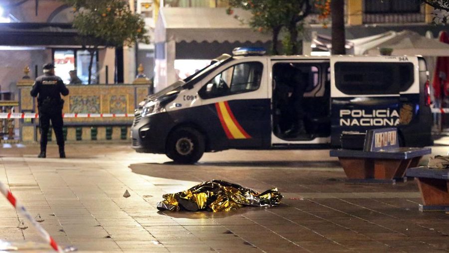 Jenazah seorang pria tergeletak di tanah saat polisi mengamankan daerah di Algeciras, Spanyol selatan, pada 25 Januari 2023. - Spanyol membuka penyelidikan teror pada 25 Januari setelah seorang pria yang menggunakan senjata tajam menyerbu sebuah gereja di Spanyol selatan dan membunuh satu dan melukai beberapa lainnya, kata sumber hukum kepada AFP. (STRINGER/AFP via Getty Images)