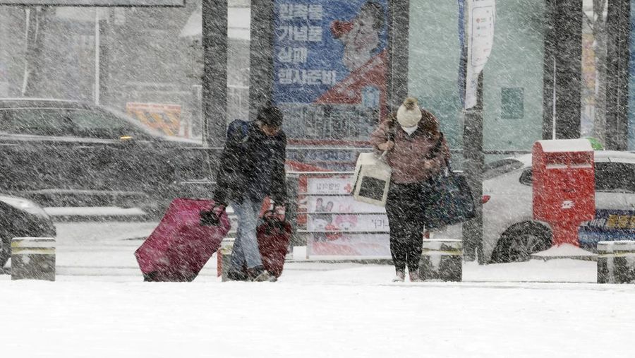 Jepang dilanda hujan salju. (AP/Chun Jung-in)