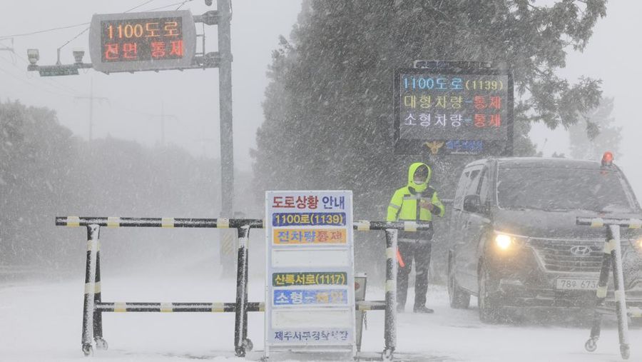 Kemacetan truk di jepamng imbas badai salju (JIJI PRESS/AFP via Getty Images/STR)