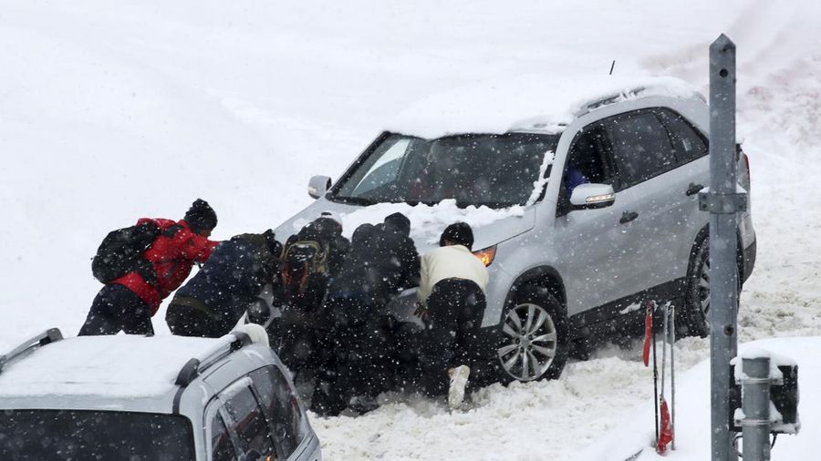 Kemacetan truk di jepamng imbas badai salju (JIJI PRESS/AFP via Getty Images/STR)
