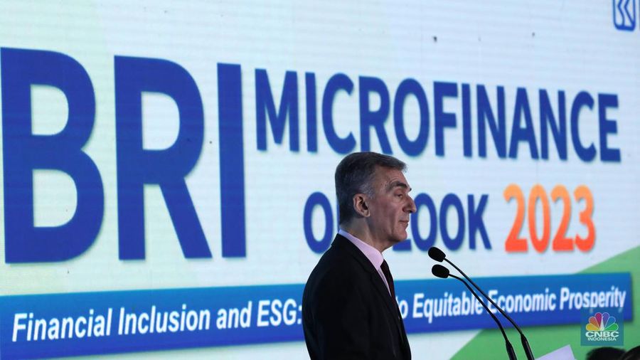 Direktur Utama PT. Bank Rakyat Indonesia (Persero) Tbk Sunarso dalam acara BRI Microfinance Outlook 2023, dengan tema Financial Inclusion and ESG: The Road to Equitable and Economic Prosperity di Gedung BRI, Jakarta, Kamis (26/1/2023). (CNBC Indonesia/Muhammad Sabki)