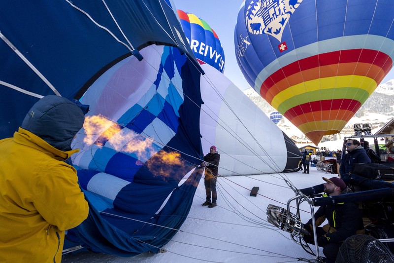 Balon ikut serta dalam Festival Balon Udara Internasional ke-43 di Chateau-d'Oex, Swiss 24 Januari 2023. (REUTERS/Denis Balibouse)