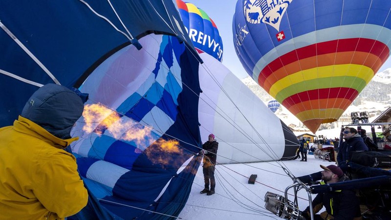 Balon ikut serta dalam Festival Balon Udara Internasional ke-43 di Chateau-d'Oex, Swiss 24 Januari 2023. (REUTERS/Denis Balibouse)