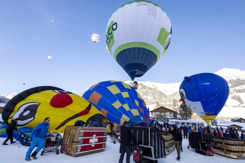 Balon ikut serta dalam Festival Balon Udara Internasional ke-43 di Chateau-d'Oex, Swiss 24 Januari 2023. (REUTERS/Denis Balibouse)