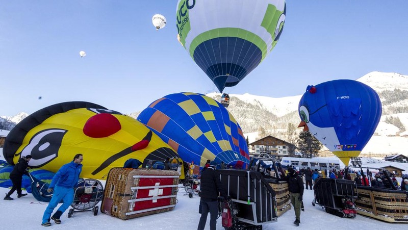Balon ikut serta dalam Festival Balon Udara Internasional ke-43 di Chateau-d'Oex, Swiss 24 Januari 2023. (REUTERS/Denis Balibouse)