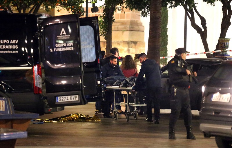 Jenazah seorang pria tergeletak di tanah saat polisi mengamankan daerah di Algeciras, Spanyol selatan, pada 25 Januari 2023. Jenazah seorang pria tergeletak di tanah saat polisi mengamankan daerah di Algeciras, Spanyol selatan, pada 25 Januari 2023. - Spanyol membuka penyelidikan teror pada 25 Januari setelah seorang pria yang menggunakan senjata tajam menyerbu sebuah gereja di Spanyol selatan dan membunuh satu dan melukai beberapa lainnya, kata sumber hukum kepada AFP. (STRINGER/AFP via Getty Images)