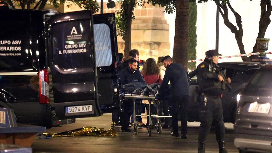 Jenazah seorang pria tergeletak di tanah saat polisi mengamankan daerah di Algeciras, Spanyol selatan, pada 25 Januari 2023. - Spanyol membuka penyelidikan teror pada 25 Januari setelah seorang pria yang menggunakan senjata tajam menyerbu sebuah gereja di Spanyol selatan dan membunuh satu dan melukai beberapa lainnya, kata sumber hukum kepada AFP. (STRINGER/AFP via Getty Images)