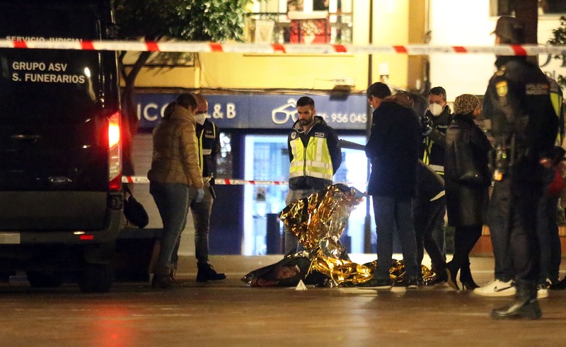 Jenazah seorang pria tergeletak di tanah saat polisi mengamankan daerah di Algeciras, Spanyol selatan, pada 25 Januari 2023. - Spanyol membuka penyelidikan teror pada 25 Januari setelah seorang pria yang menggunakan senjata tajam menyerbu sebuah gereja di Spanyol selatan dan membunuh satu dan melukai beberapa lainnya, kata sumber hukum kepada AFP. (STRINGER/AFP via Getty Images)