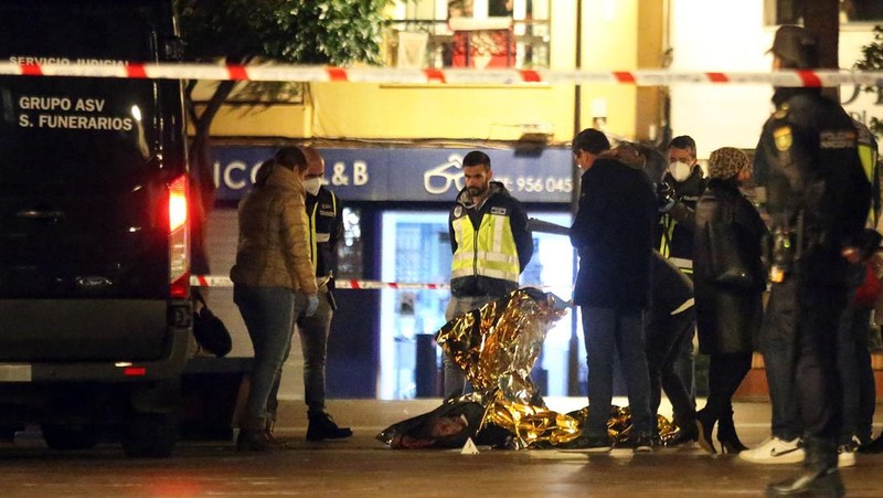 Jenazah seorang pria tergeletak di tanah saat polisi mengamankan daerah di Algeciras, Spanyol selatan, pada 25 Januari 2023. - Spanyol membuka penyelidikan teror pada 25 Januari setelah seorang pria yang menggunakan senjata tajam menyerbu sebuah gereja di Spanyol selatan dan membunuh satu dan melukai beberapa lainnya, kata sumber hukum kepada AFP. (STRINGER/AFP via Getty Images)