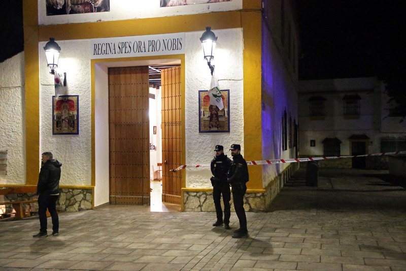 Jenazah seorang pria tergeletak di tanah saat polisi mengamankan daerah di Algeciras, Spanyol selatan, pada 25 Januari 2023. - Spanyol membuka penyelidikan teror pada 25 Januari setelah seorang pria yang menggunakan senjata tajam menyerbu sebuah gereja di Spanyol selatan dan membunuh satu dan melukai beberapa lainnya, kata sumber hukum kepada AFP. (STRINGER/AFP via Getty Images)