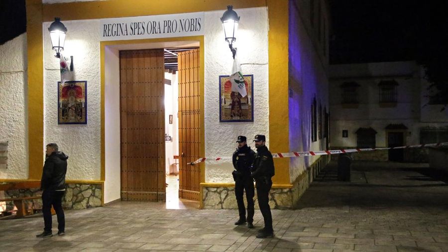 Jenazah seorang pria tergeletak di tanah saat polisi mengamankan daerah di Algeciras, Spanyol selatan, pada 25 Januari 2023. - Spanyol membuka penyelidikan teror pada 25 Januari setelah seorang pria yang menggunakan senjata tajam menyerbu sebuah gereja di Spanyol selatan dan membunuh satu dan melukai beberapa lainnya, kata sumber hukum kepada AFP. (STRINGER/AFP via Getty Images)