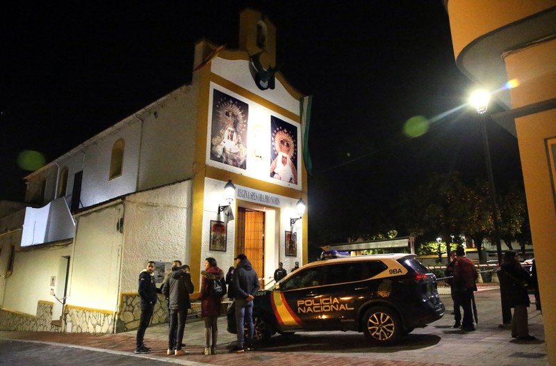 Jenazah seorang pria tergeletak di tanah saat polisi mengamankan daerah di Algeciras, Spanyol selatan, pada 25 Januari 2023. - Spanyol membuka penyelidikan teror pada 25 Januari setelah seorang pria yang menggunakan senjata tajam menyerbu sebuah gereja di Spanyol selatan dan membunuh satu dan melukai beberapa lainnya, kata sumber hukum kepada AFP. (STRINGER/AFP via Getty Images)