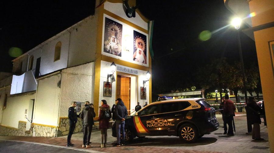 Jenazah seorang pria tergeletak di tanah saat polisi mengamankan daerah di Algeciras, Spanyol selatan, pada 25 Januari 2023. - Spanyol membuka penyelidikan teror pada 25 Januari setelah seorang pria yang menggunakan senjata tajam menyerbu sebuah gereja di Spanyol selatan dan membunuh satu dan melukai beberapa lainnya, kata sumber hukum kepada AFP. (STRINGER/AFP via Getty Images)