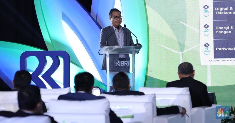 Direktur Utama PT. Bank Rakyat Indonesia (Persero) Tbk Sunarso dalam acara BRI Microfinance Outlook 2023, dengan tema Financial Inclusion and ESG: The Road to Equitable and Economic Prosperity di Gedung BRI, Jakarta, Kamis (26/1/2023). (CNBC Indonesia/Muhammad Sabki) Direktur Utama PT. Bank Rakyat Indonesia (Persero) Tbk Sunarso dalam acara BRI Microfinance Outlook 2023, dengan tema Financial Inclusion and ESG: The Road to Equitable and Economic Prosperity di Gedung BRI, Jakarta, Kamis (26/1/2023). (CNBC Indonesia/Muhammad Sabki)