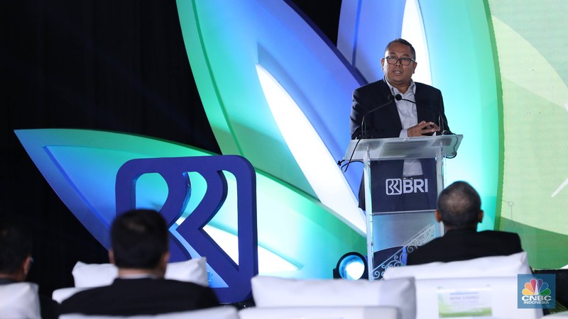 Direktur Utama PT. Bank Rakyat Indonesia (Persero) Tbk Sunarso dalam acara BRI Microfinance Outlook 2023, dengan tema Financial Inclusion and ESG: The Road to Equitable and Economic Prosperity di Gedung BRI, Jakarta, Kamis (26/1/2023). (CNBC Indonesia/Muhammad Sabki) Direktur Utama PT. Bank Rakyat Indonesia (Persero) Tbk Sunarso dalam acara BRI Microfinance Outlook 2023, dengan tema Financial Inclusion and ESG: The Road to Equitable and Economic Prosperity di Gedung BRI, Jakarta, Kamis (26/1/2023). (CNBC Indonesia/Muhammad Sabki)