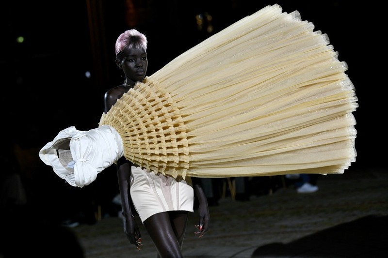 Seorang model mempersembahkan kreasi Viktor & Rolf selama Pekan Mode Haute-Couture Musim Semi-Musim Panas 2023 di Paris pada 25 Januari 2023. (Photo by STEPHANE DE SAKUTIN / AFP)