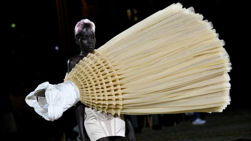 Seorang model mempersembahkan kreasi Viktor & Rolf selama Pekan Mode Haute-Couture Musim Semi-Musim Panas 2023 di Paris pada 25 Januari 2023. (Photo by STEPHANE DE SAKUTIN / AFP)