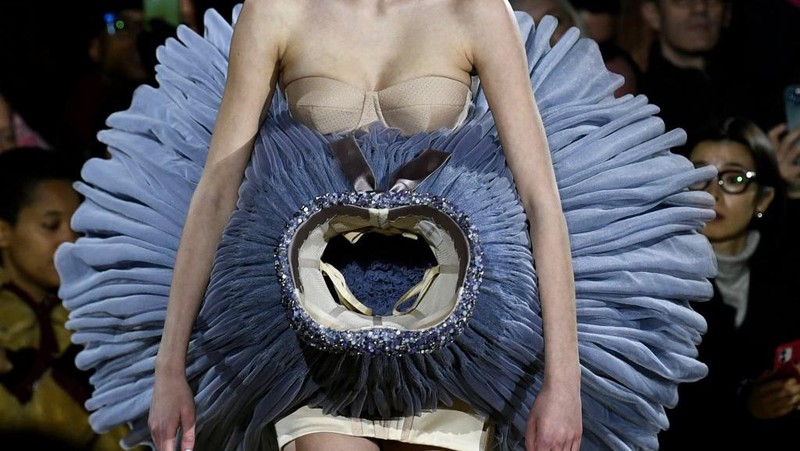 Seorang model mempersembahkan kreasi Viktor & Rolf selama Pekan Mode Haute-Couture Musim Semi-Musim Panas 2023 di Paris pada 25 Januari 2023. (Photo by STEPHANE DE SAKUTIN / AFP)