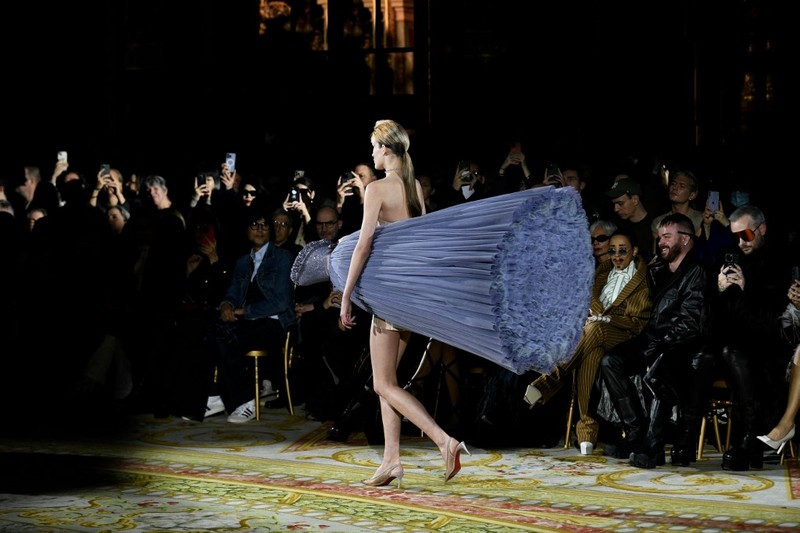 Seorang model mempersembahkan kreasi Viktor & Rolf selama Pekan Mode Haute-Couture Musim Semi-Musim Panas 2023 di Paris pada 25 Januari 2023. (Photo by STEPHANE DE SAKUTIN / AFP)