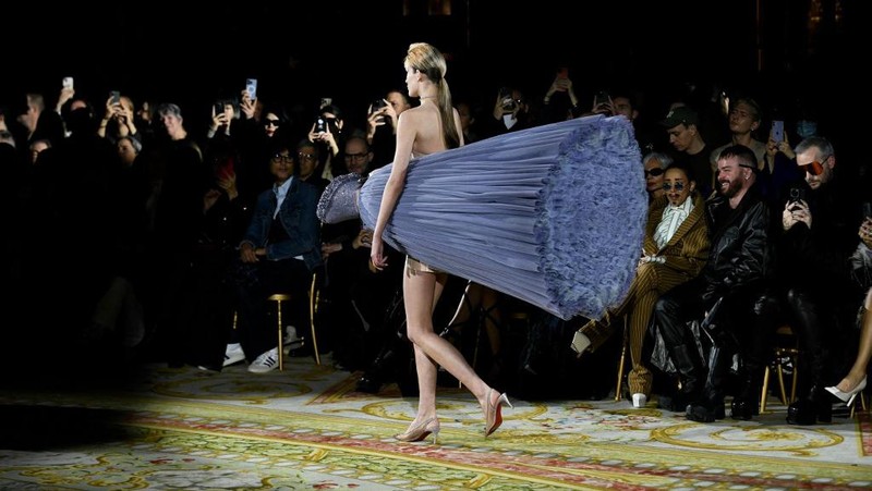 Seorang model mempersembahkan kreasi Viktor & Rolf selama Pekan Mode Haute-Couture Musim Semi-Musim Panas 2023 di Paris pada 25 Januari 2023. (Photo by STEPHANE DE SAKUTIN / AFP)
