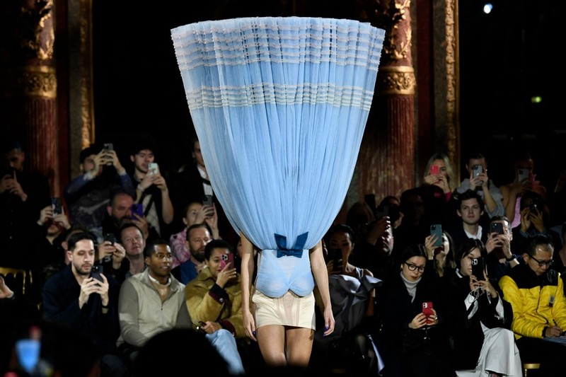 Seorang model mempersembahkan kreasi Viktor & Rolf selama Pekan Mode Haute-Couture Musim Semi-Musim Panas 2023 di Paris pada 25 Januari 2023. (Photo by STEPHANE DE SAKUTIN / AFP)