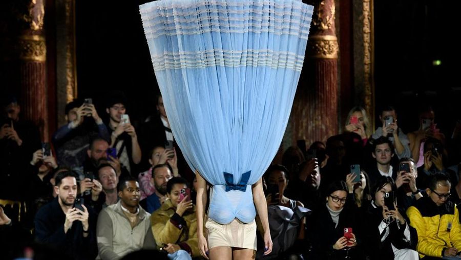 Seorang model mempersembahkan kreasi Viktor & Rolf selama Pekan Mode Haute-Couture Musim Semi-Musim Panas 2023 di Paris pada 25 Januari 2023. (Photo by STEPHANE DE SAKUTIN / AFP)