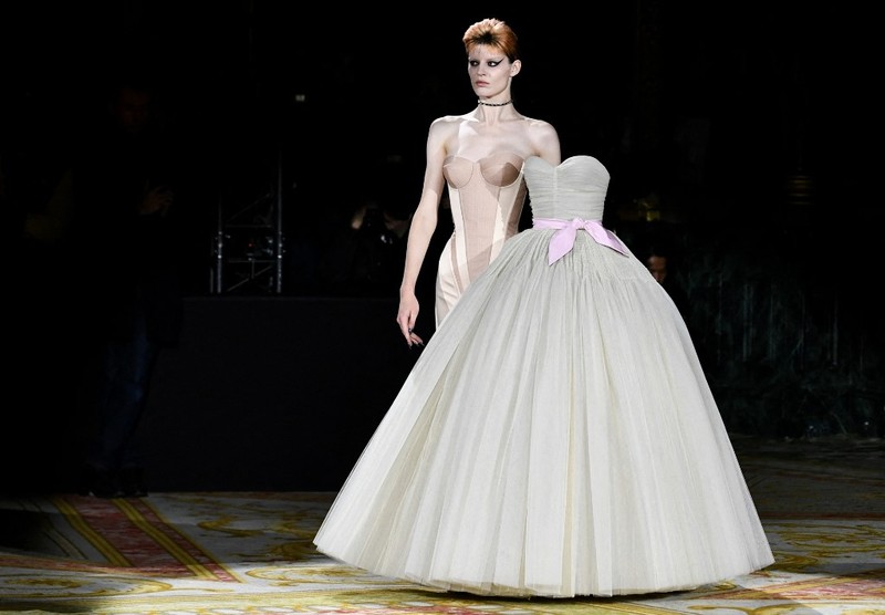 Seorang model mempersembahkan kreasi Viktor & Rolf selama Pekan Mode Haute-Couture Musim Semi-Musim Panas 2023 di Paris pada 25 Januari 2023. (Photo by STEPHANE DE SAKUTIN / AFP)