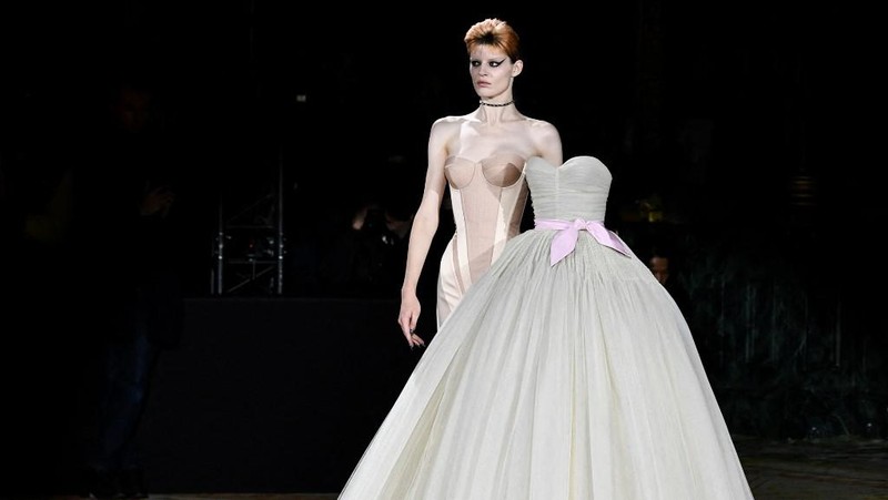 Seorang model mempersembahkan kreasi Viktor & Rolf selama Pekan Mode Haute-Couture Musim Semi-Musim Panas 2023 di Paris pada 25 Januari 2023. (Photo by STEPHANE DE SAKUTIN / AFP)